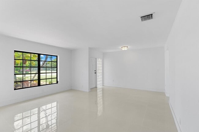 Foto del edificio - 8355 SW 82nd Ter