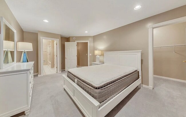 Foto del edificio - Garden Level in Luxury Home Available Now