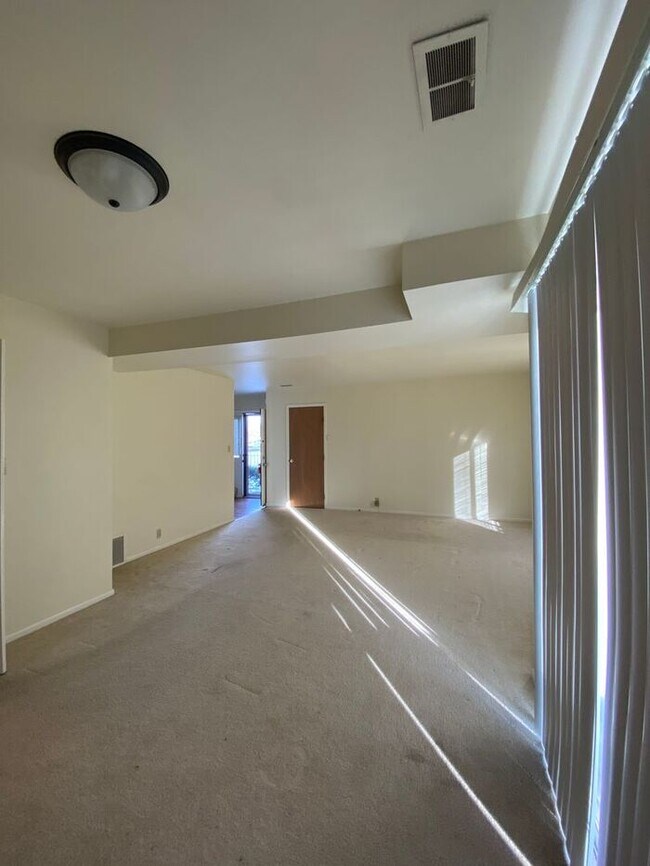Building Photo - 3 Bedroom Townhome