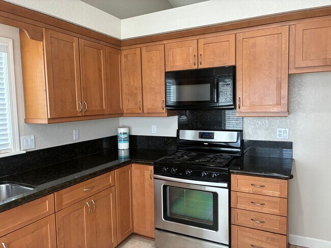 Foto del edificio - 3 Bedrooms with big backyard