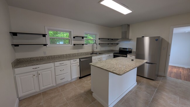 Building Photo - Newly Renovated -- Walking Distance to the...