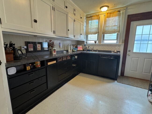 Foto del edificio - 2718-2720 Sommers Avenue
