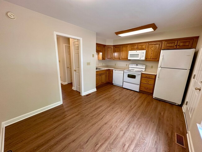 Building Photo - Modern & Traditional with Convenience