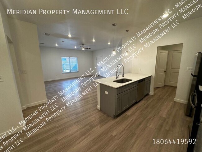 Building Photo - Three bed Three bath
