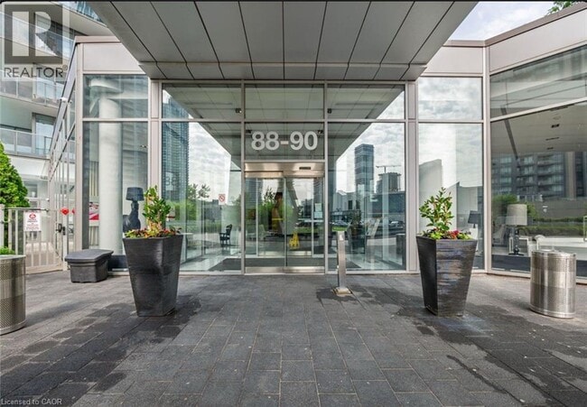 Photo du bâtiment - 90 Park Lawn Rd