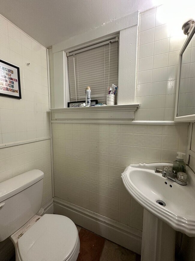 Foto del edificio - 4 Bedroom House Available Next to UC Campus