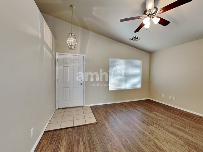 Foto del edificio - 16660 W Cottonwood Street