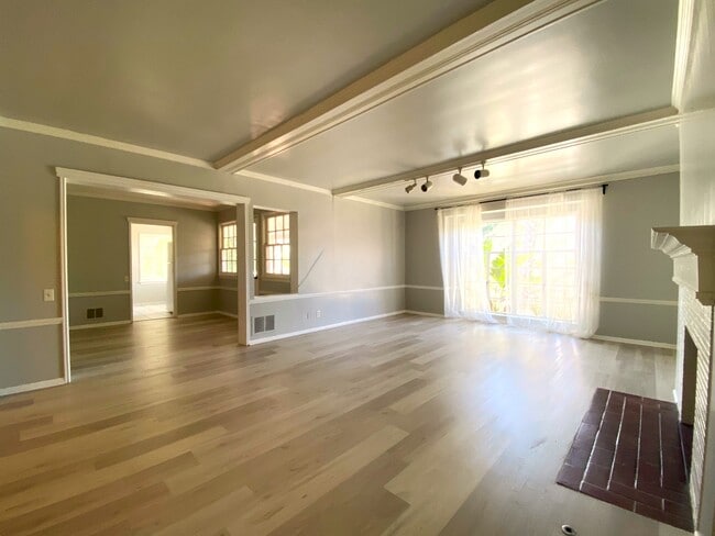 Building Photo - 10682 Kinnard Ave