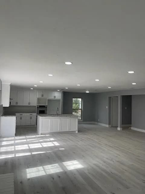 Building Photo - Room in House on Springhill Dr