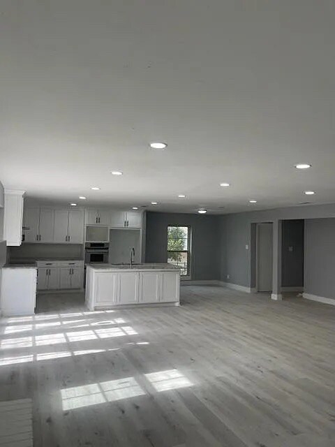 Foto del edificio - Room in House on Springhill Dr