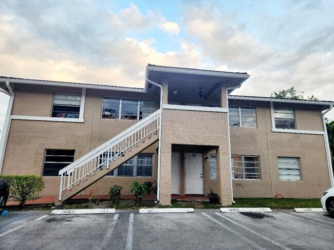 Building Photo - 10234 Twin Lakes Dr