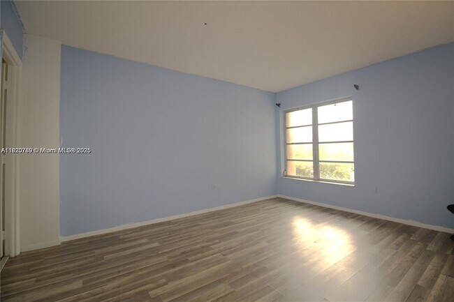 Building Photo - 4168 Inverrary Dr