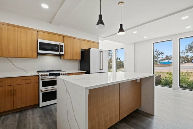 Building Photo - 8610 Grandview Dr