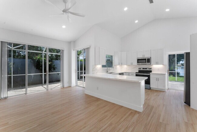 Building Photo - 897 Dickens Pl