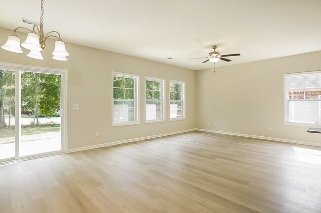 Foto del edificio - 446 Bainbridge Dr