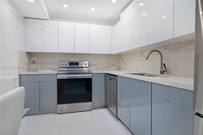 Building Photo - 9511 Collins Ave