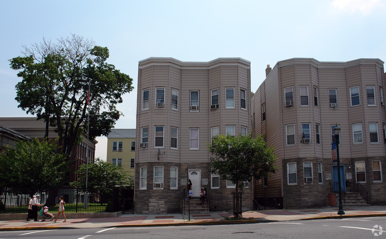 Building Photo - 302 Kearny Ave