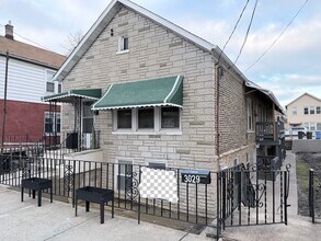 Building Photo - 3029 S Keeley St