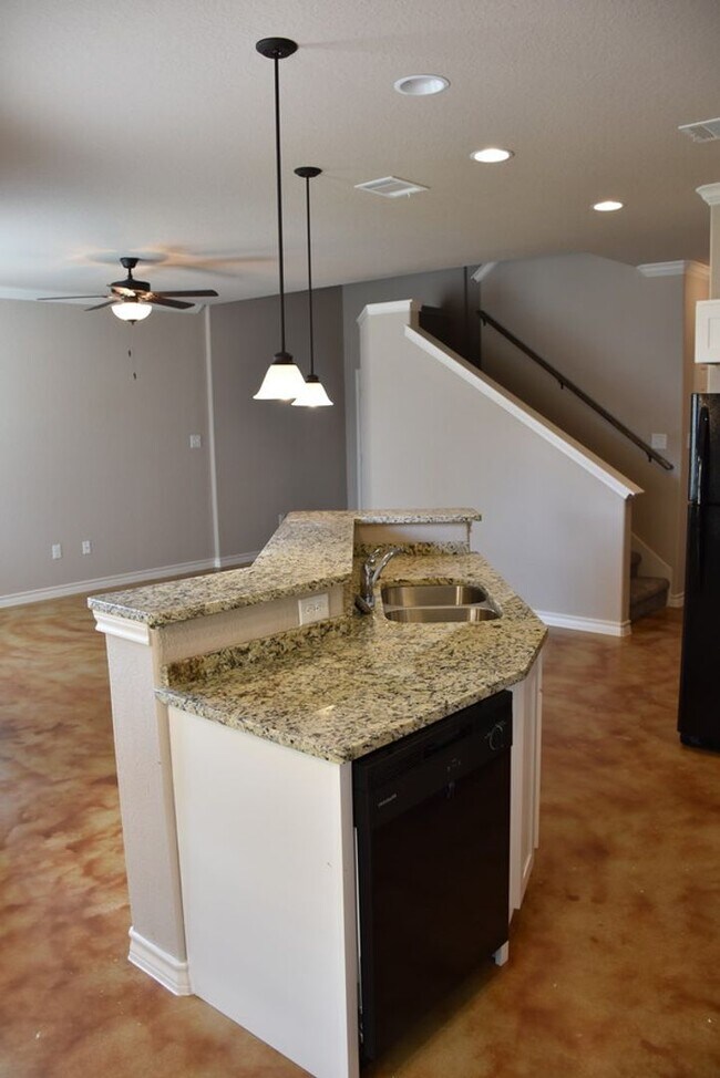 Building Photo - Townhome for rent