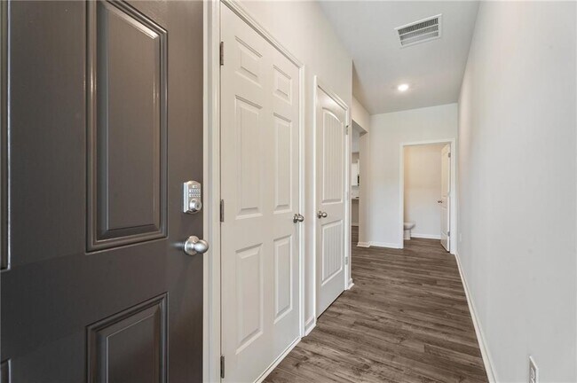 Foto del edificio - 211 Stoneybrook Dr