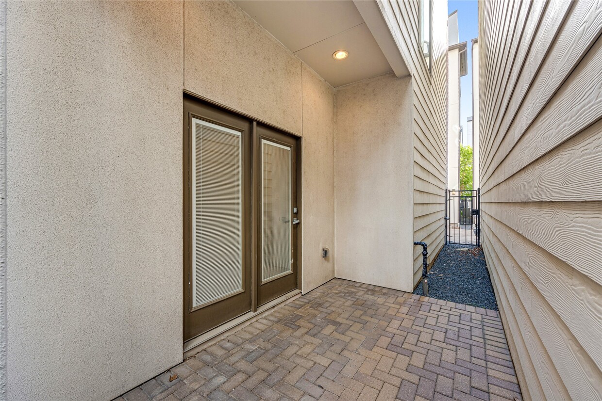 Building Photo - 802 W Drew St