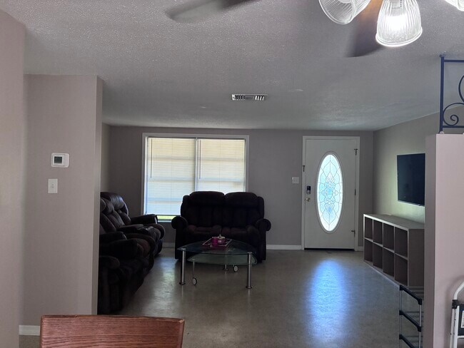 Foto del edificio - 8019 Portage Dr