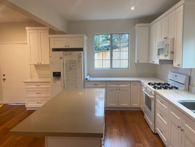 Foto del edificio - 3043-3045 Helix St.