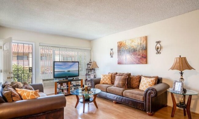 Interior Photo - 207 W Garfield Ave