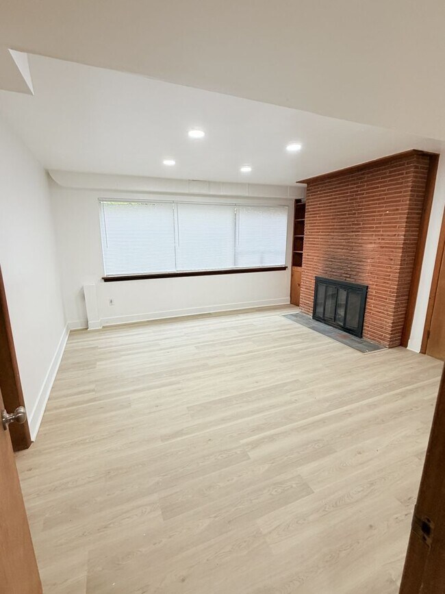 Foto del edificio - 1334 Lakeview Blvd E