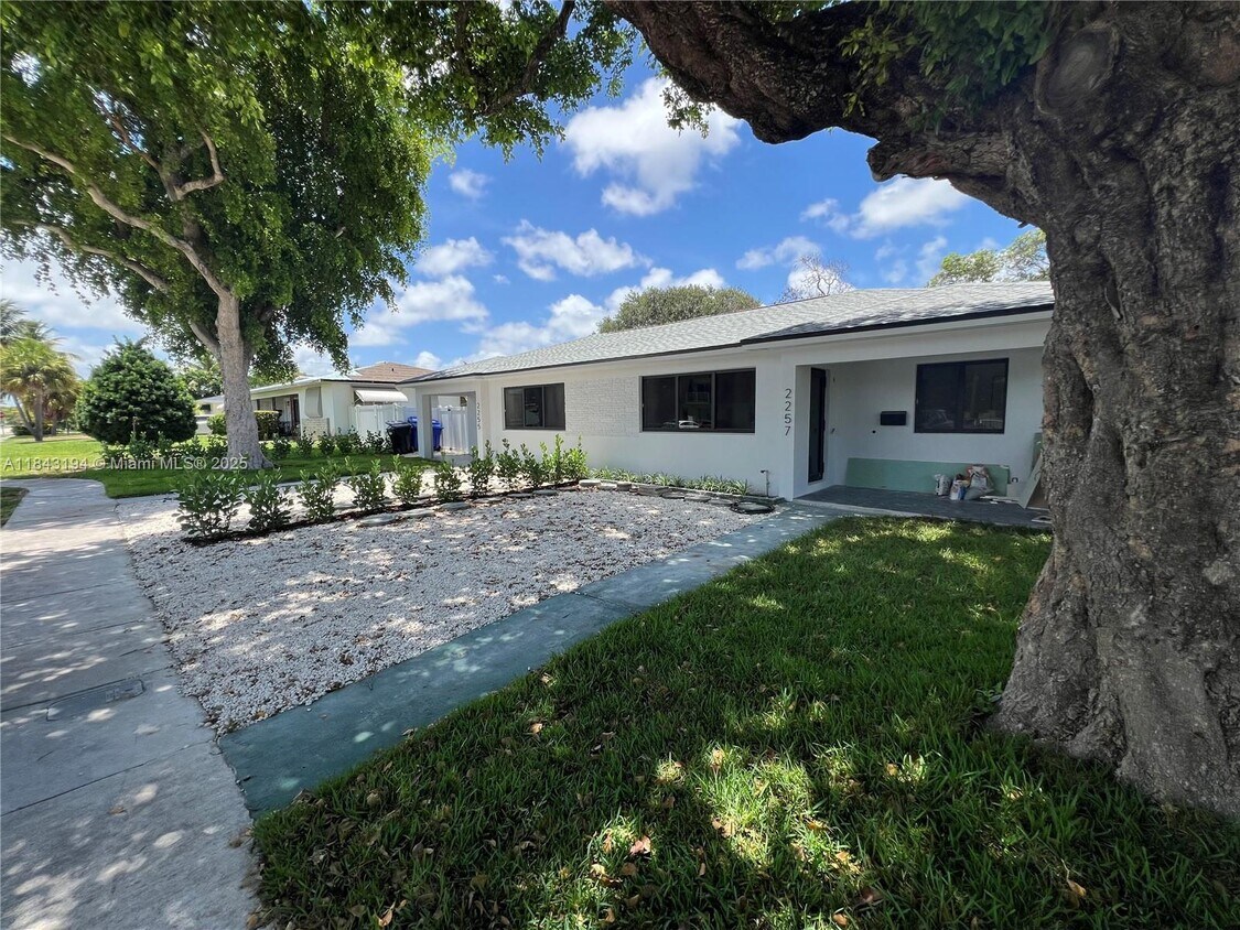 Foto principal - 2257 NE 173rd St