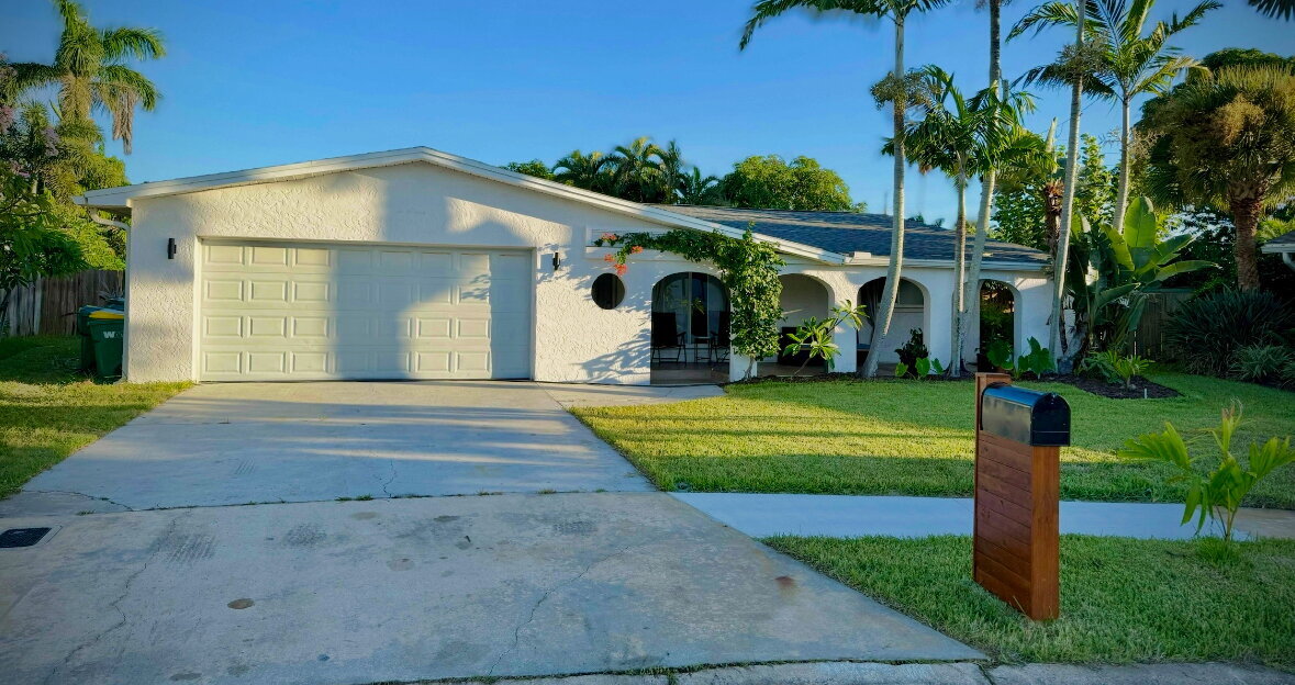 Foto principal - Coastal 4-Bedroom Oasis – Walk to the Beach!