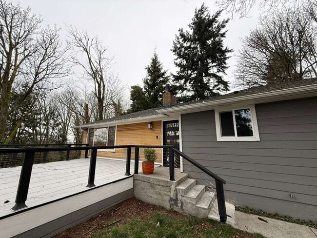 Building Photo - Stunning 4 Bed 3 Bathroom Home!