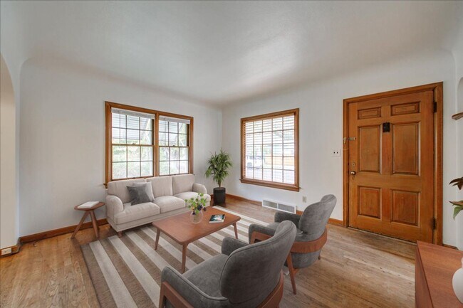 Building Photo - Adorable North End Cottage