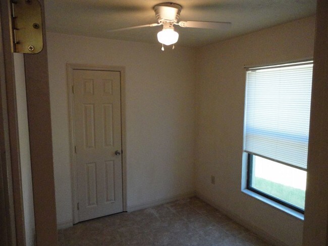 Building Photo - Large 4 bedroom/3bath home