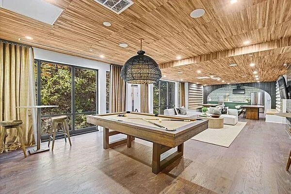 Foto del edificio - 8701 Churchill Rd