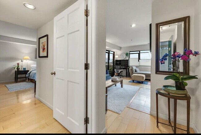 Foto del edificio - Move in and enjoy this amazingly located P...