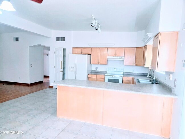 Building Photo - 383 S Taylors Trail