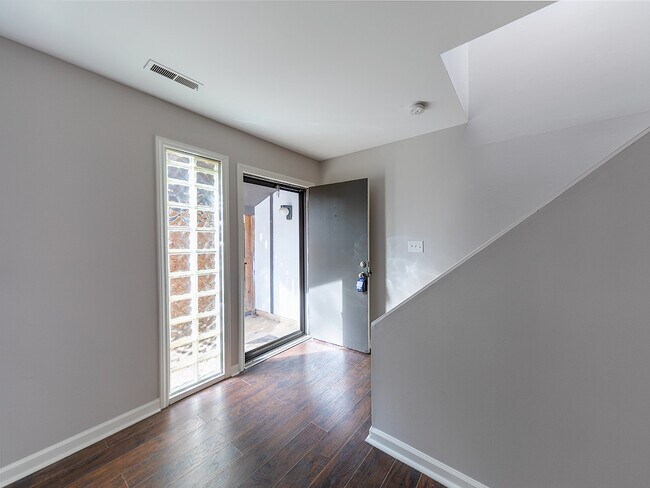 Foto del edificio - 4276 Lake Ridge Dr