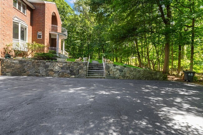 Foto del edificio - 501 Woodbine Rd