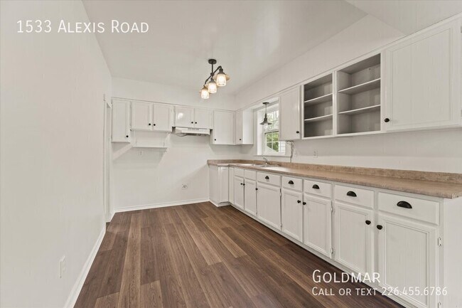 Photo du bâtiment - Large Family?  This is the home for you!  5 bedrooms above grade!