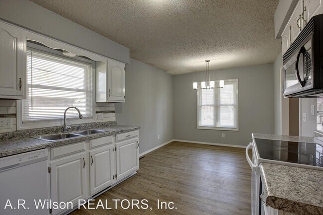 Building Photo - 3 br, 2 bath House - 1044 W. Lindberg St.