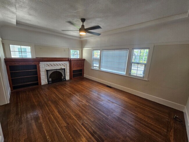 Building Photo - Beautiful Spacious 2 Bedroom Home w/ Updat...