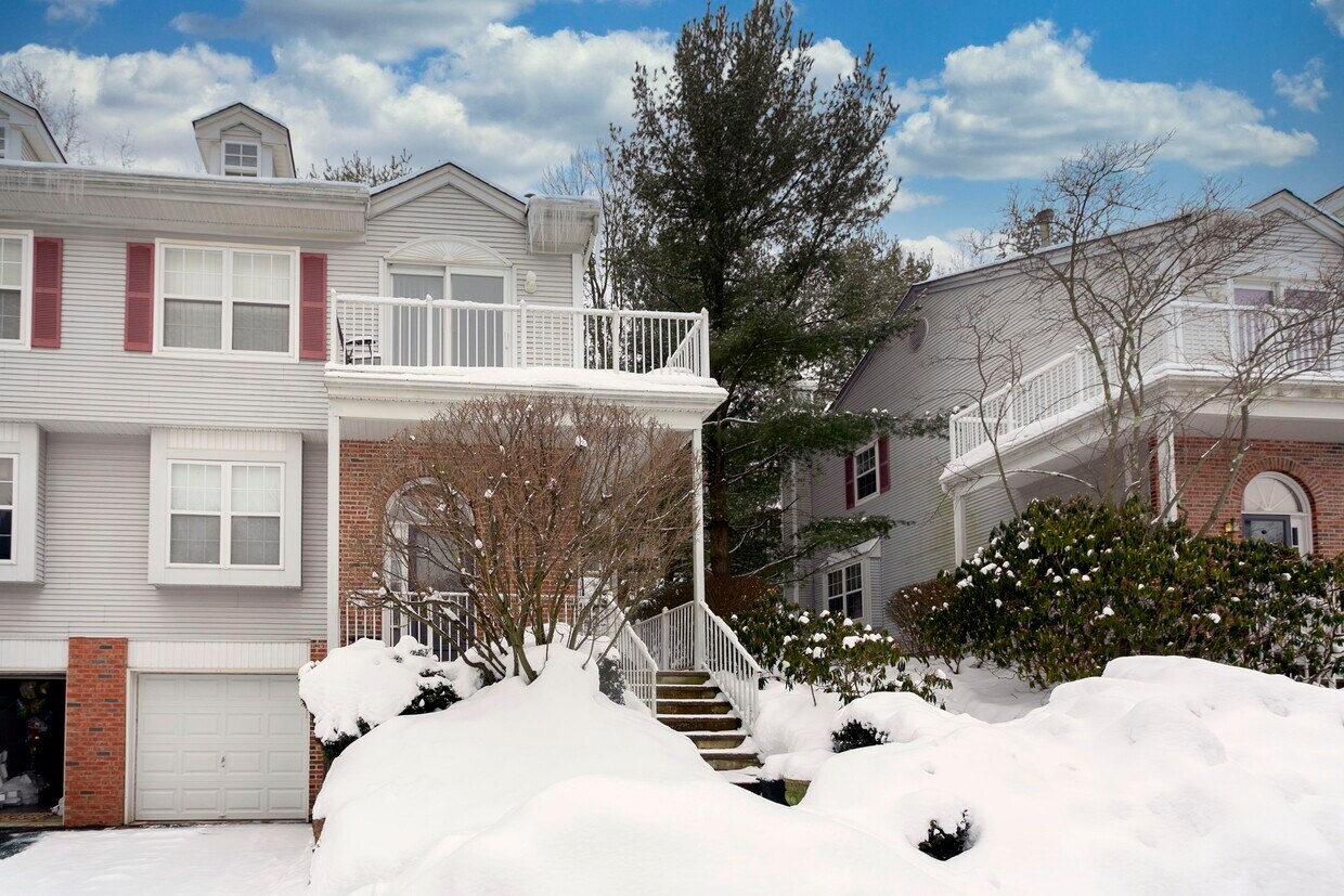 Primary Photo - 23 Primrose Ln