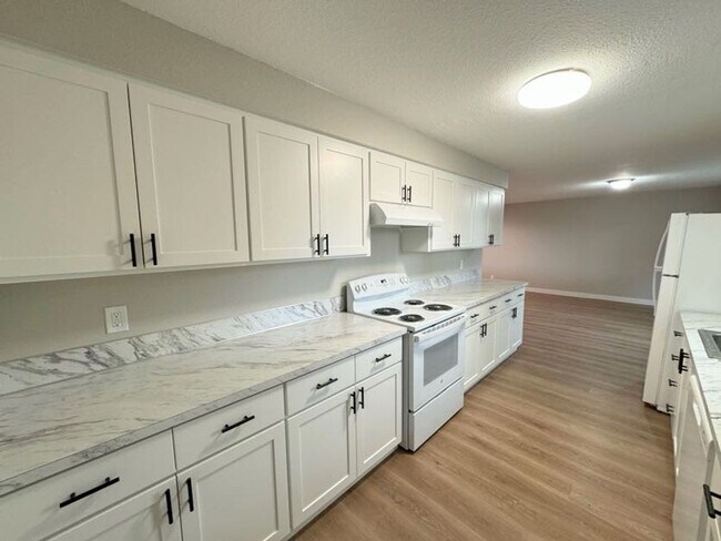 Building Photo - Completely Renovated 2 Bed, 1 Bath Oversized Apartment