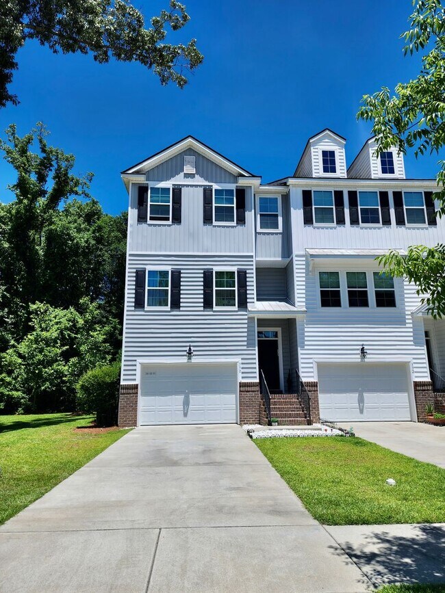 Foto del edificio - Well maintained end unit townhome in Grand...