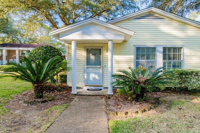 Building Photo - 2 Bed/1 Bath Condo with In-Ground Pool