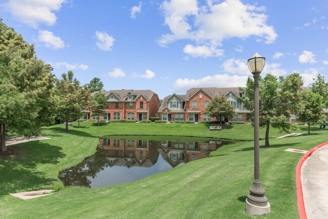 Building Photo - 4 bed 4 bath in Gated Community Available for August Move In!