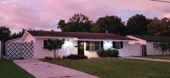 Foto del edificio - 641 72nd Ave N