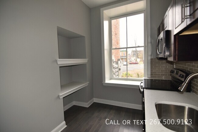 Building Photo - Renovated 3BR/1BA unit in Prime Location.