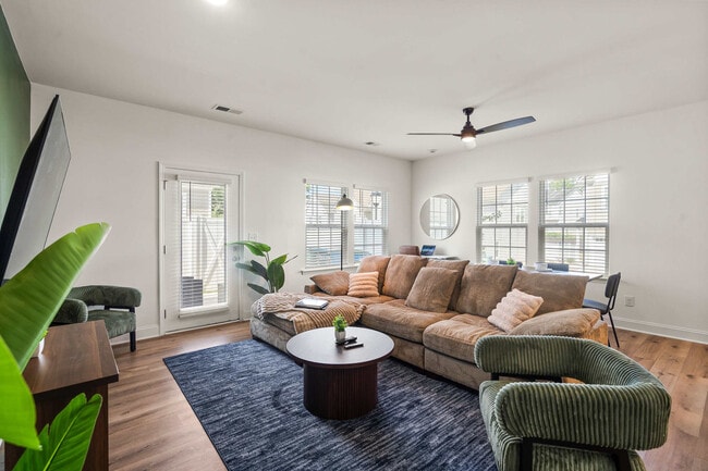 Building Photo - 8021 Brightside Dr